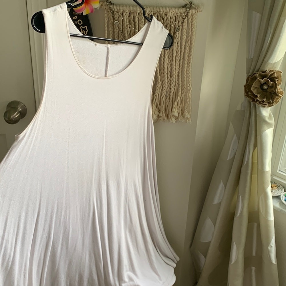BEAUTIFUL GENTLY USED WHITE FLOWY DRESS